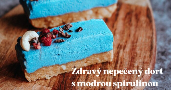 Zdravá nepečená raw torta s modrou spirulinou.