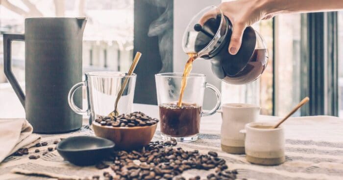 Zrnková káva robusta v moka kanvičke.