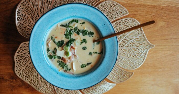 Pod názvom Tom Kha Gai sa skrýva thajská polievka, ktorá sa tradične pripravuje z kokosového mlieka, korenia, citrónovej trávy, koreňa galangalu, thajskej rybej omáčky a thajskej čili pasty.