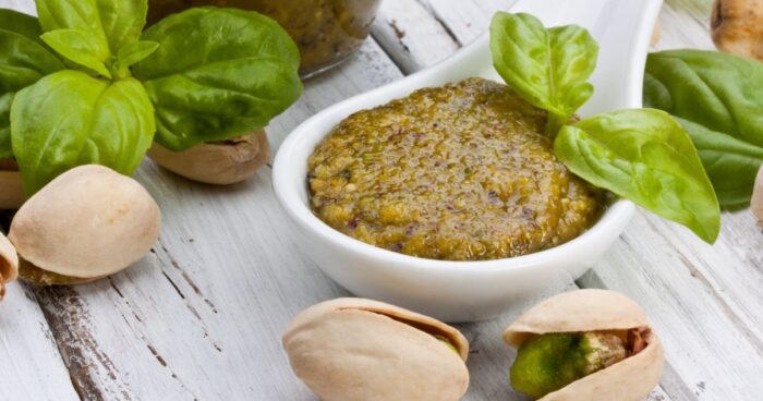 Pesto s bazalkou a pistáciami má nielen krásnu farbu, ale aj vynikajúcu chuť.