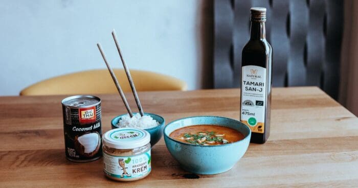 Ingrediencie na thajské karí - nesmie chýbať kokosové mlieko, omáčka tamari a arašidové maslo.