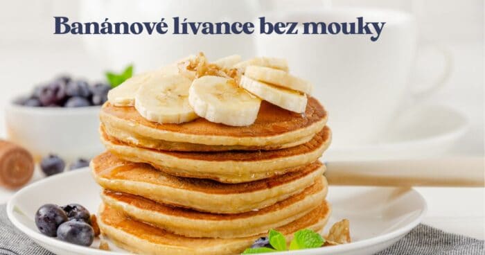 Banánové lievančeky alebo lievance s ovocím a sirupom.