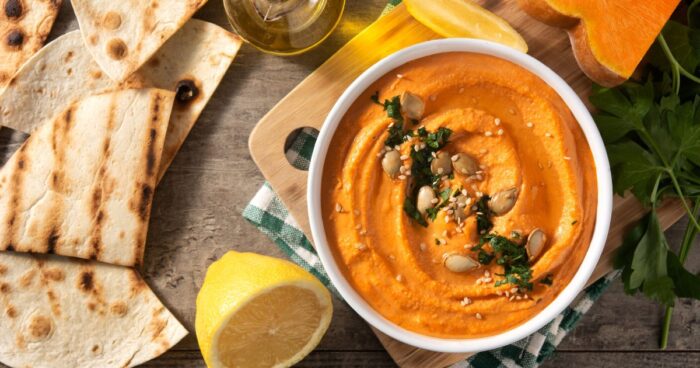 Milujete tekvicu alebo jej máte plnú pivnicu? Vyskúšajte tento jednoduchý recept na tekvicový hummus.
