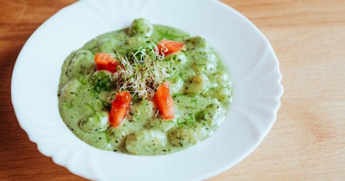 Hotové talianske gnocchi môžeme ozdobiť bazalkovým pestom s parmezánom, kapustou alebo paradajkami.
