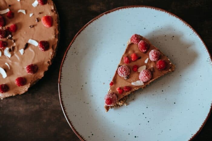 Jednoduchá bezlepková nepečená čokoládová torta bez cukru.