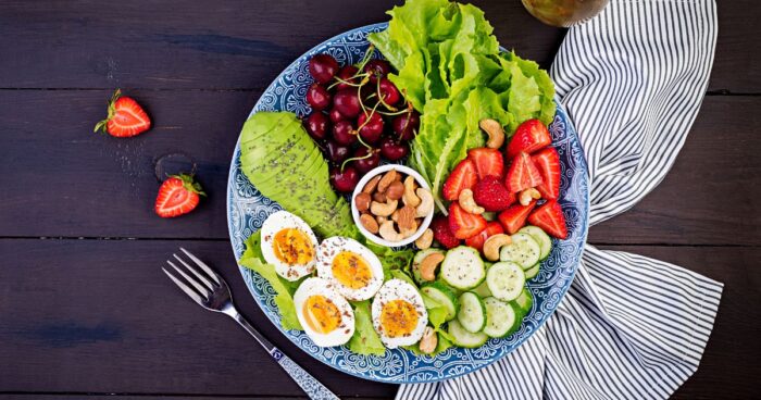 Recepty paleo stravy obsahujú mäso, ryby, ovocie, zeleninu, orechy a semená.