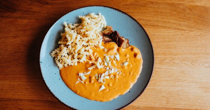 Cícer na paprike s pórom a cestovinami je lahodný veganský zážitok.