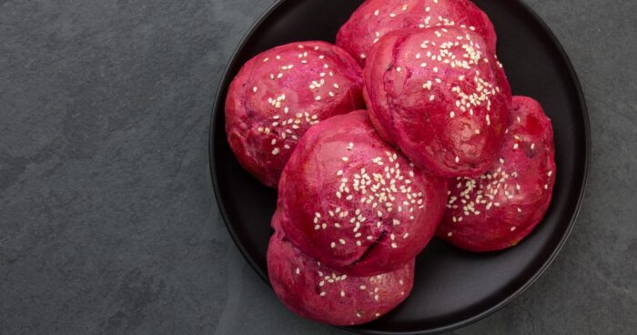 Vegánsky burger farbený červenou repou je ideálnou voľbou na farebnú a chutnú grilovaciu párty.