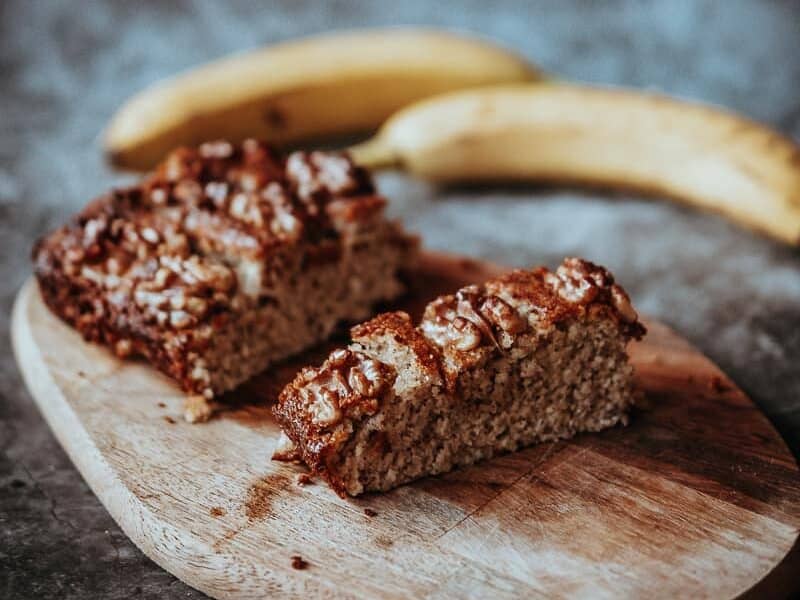 Zdravý fitnes banánový chlebík. Banana bread je výborný ako dezert ku káve, na raňajky alebo na desiatu.